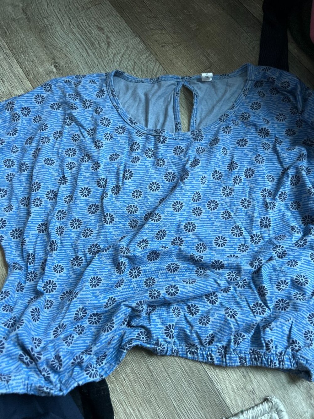 Daily Practice by Anthropologie top features a blue floral pattern XS